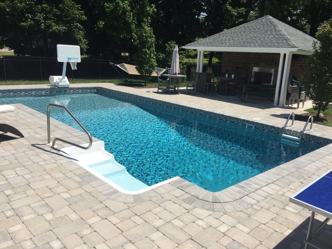 Clean pool water